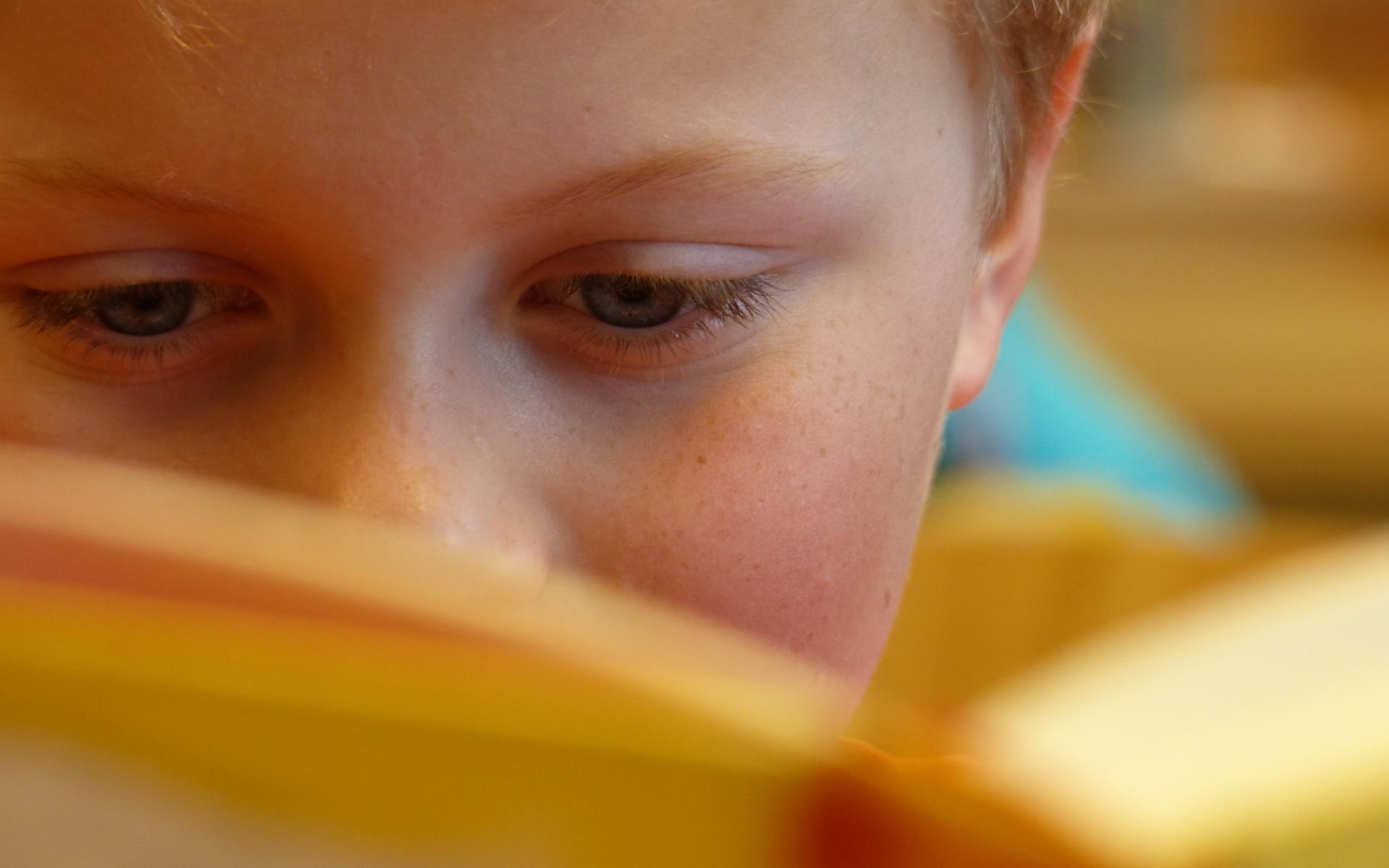 Symbolbild: Lesender Junge